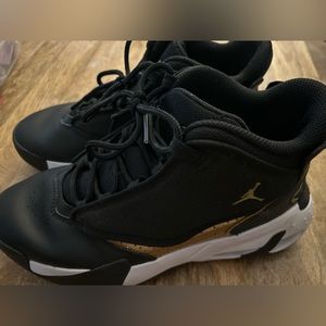 Nike Jordan Max Aura 4 black and gold. Size 6Y